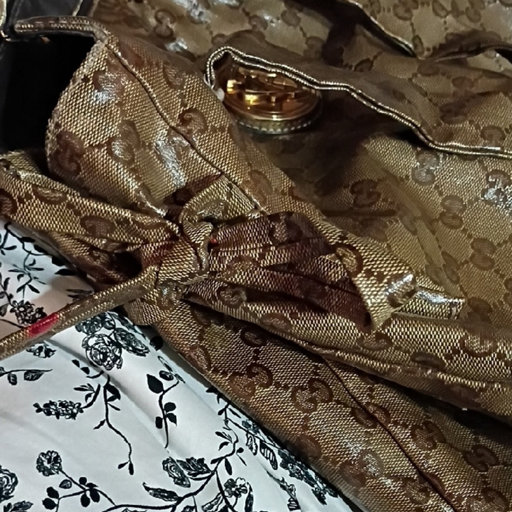 Gucci Shiny Brown Monogram Travel Bag - Picture 7 of 10